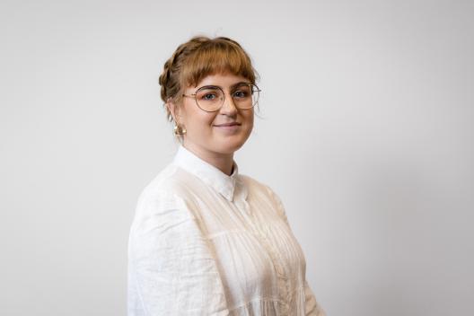 a white shirt and glasses